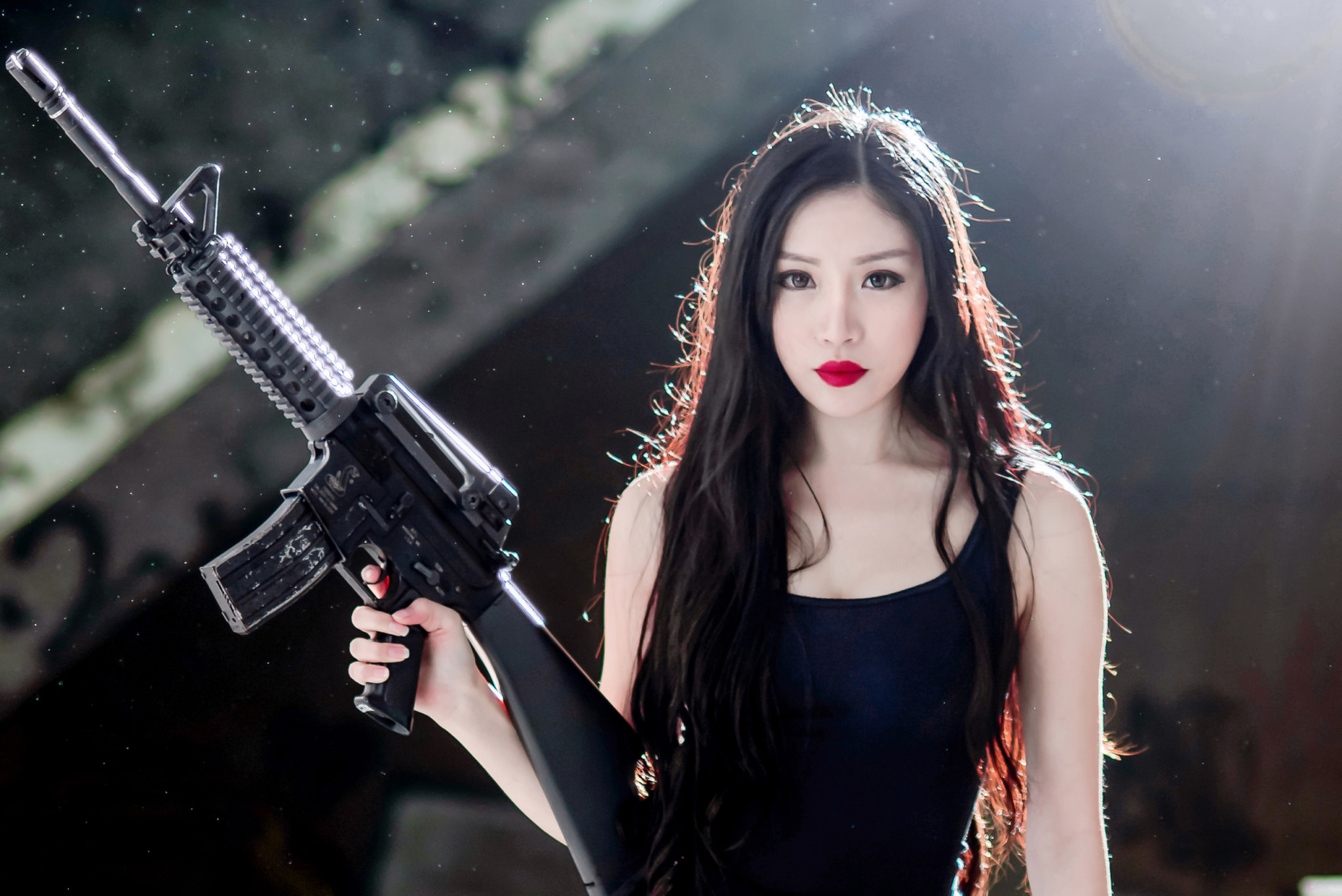 Азиатка с пистолетом