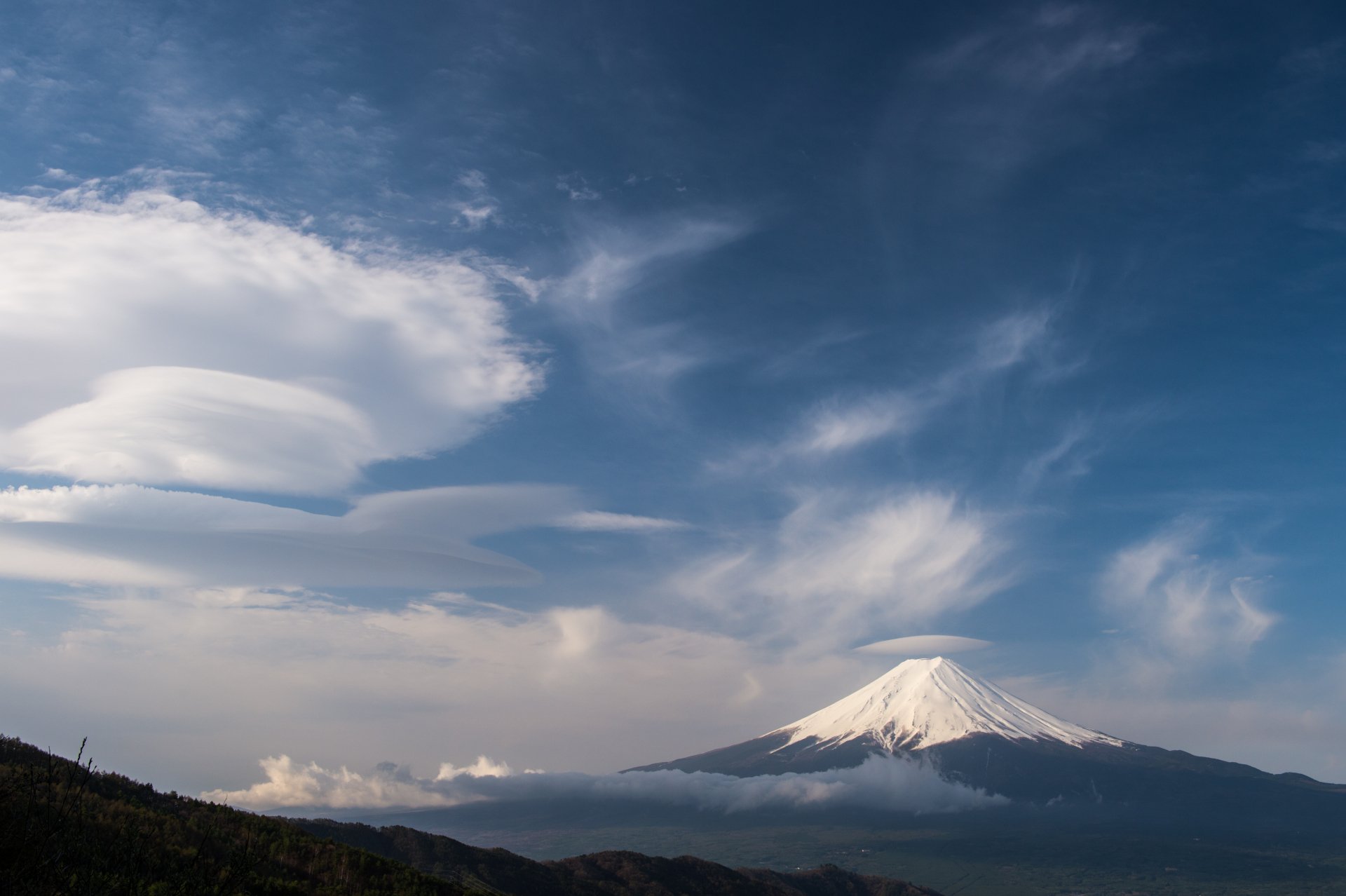 Mount Fuji, a stratovolcano in Yamanashi Prefecture, Japan, stands majestically under a dynamic sky filled with clouds in this 4K Ultra HD desktop wallpaper.