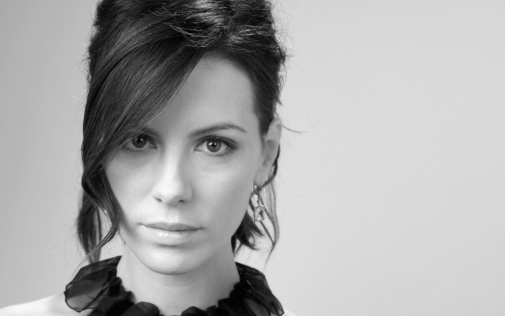 A striking black-and-white portrait of Kate Beckinsale, showcasing her poise and elegance, serves as a captivating HD desktop wallpaper and background.