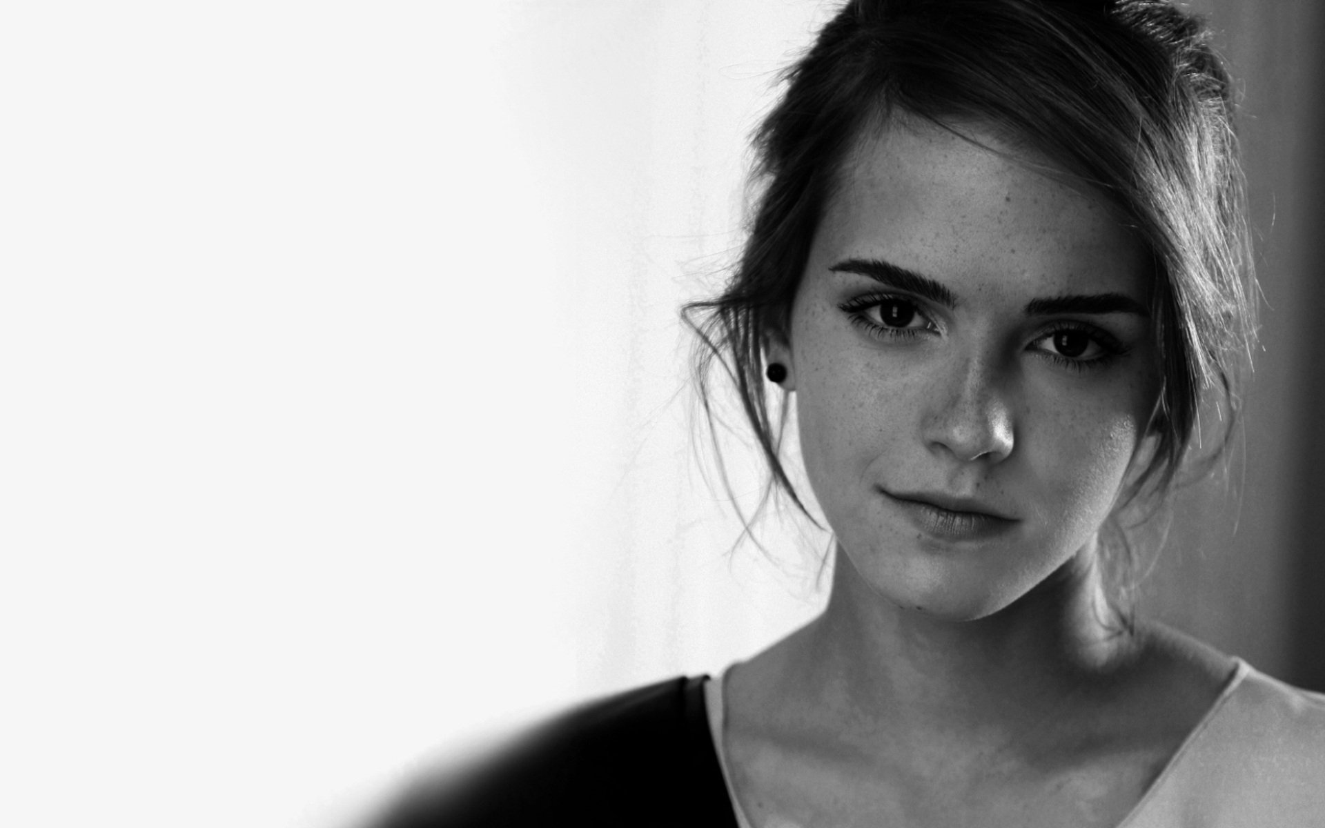 Download Celebrity Emma Watson Hd Wallpaper 9862