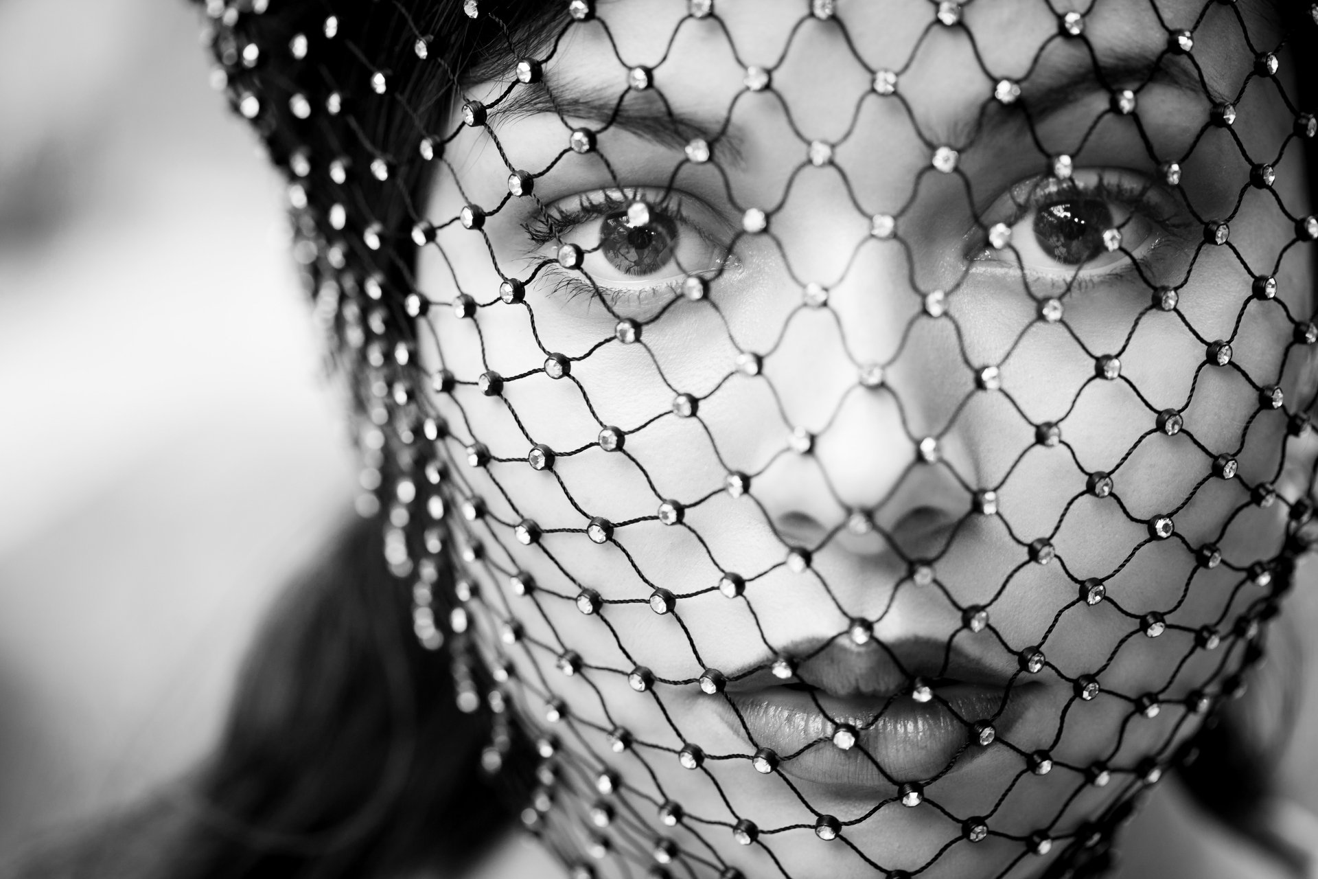 Black-and-white 5K Ultra HD PC desktop wallpaper: close-up of a woman’s face behind a netted veil, intense eyes and glossy lips.