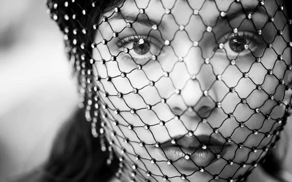 Black-and-white 5K Ultra HD PC desktop wallpaper: close-up of a woman’s face behind a netted veil, intense eyes and glossy lips.