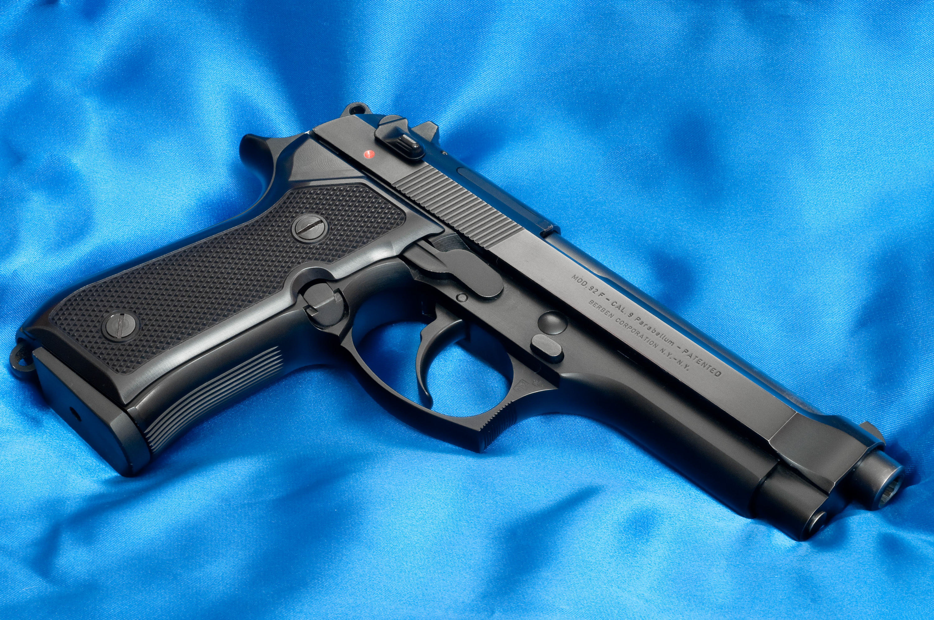 Weapons Beretta 92F Pistol HD Wallpaper | Background Image