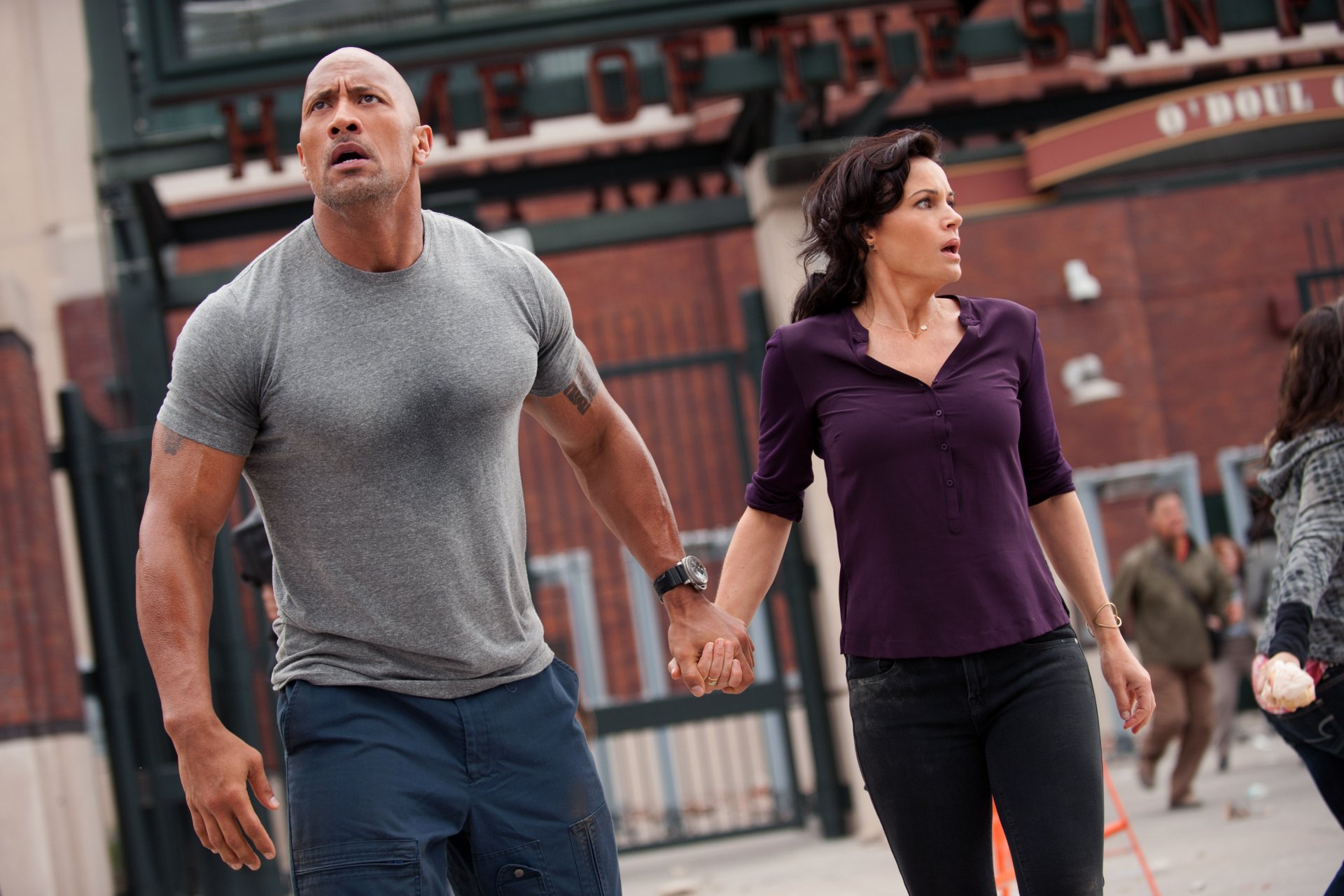 Dwayne Johnson and Carla Gugino in a scene from the movie San Andreas, featured as a 4K Ultra HD PC desktop wallpaper.
