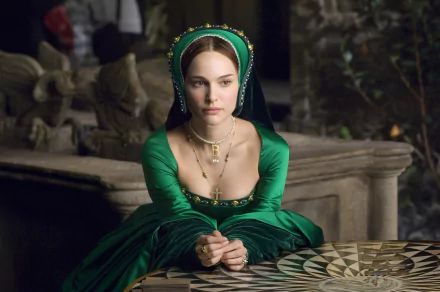 HD desktop wallpaper of Natalie Portman in character from the movie The Other Boleyn Girl, dressed in a rich green Tudor-style gown.