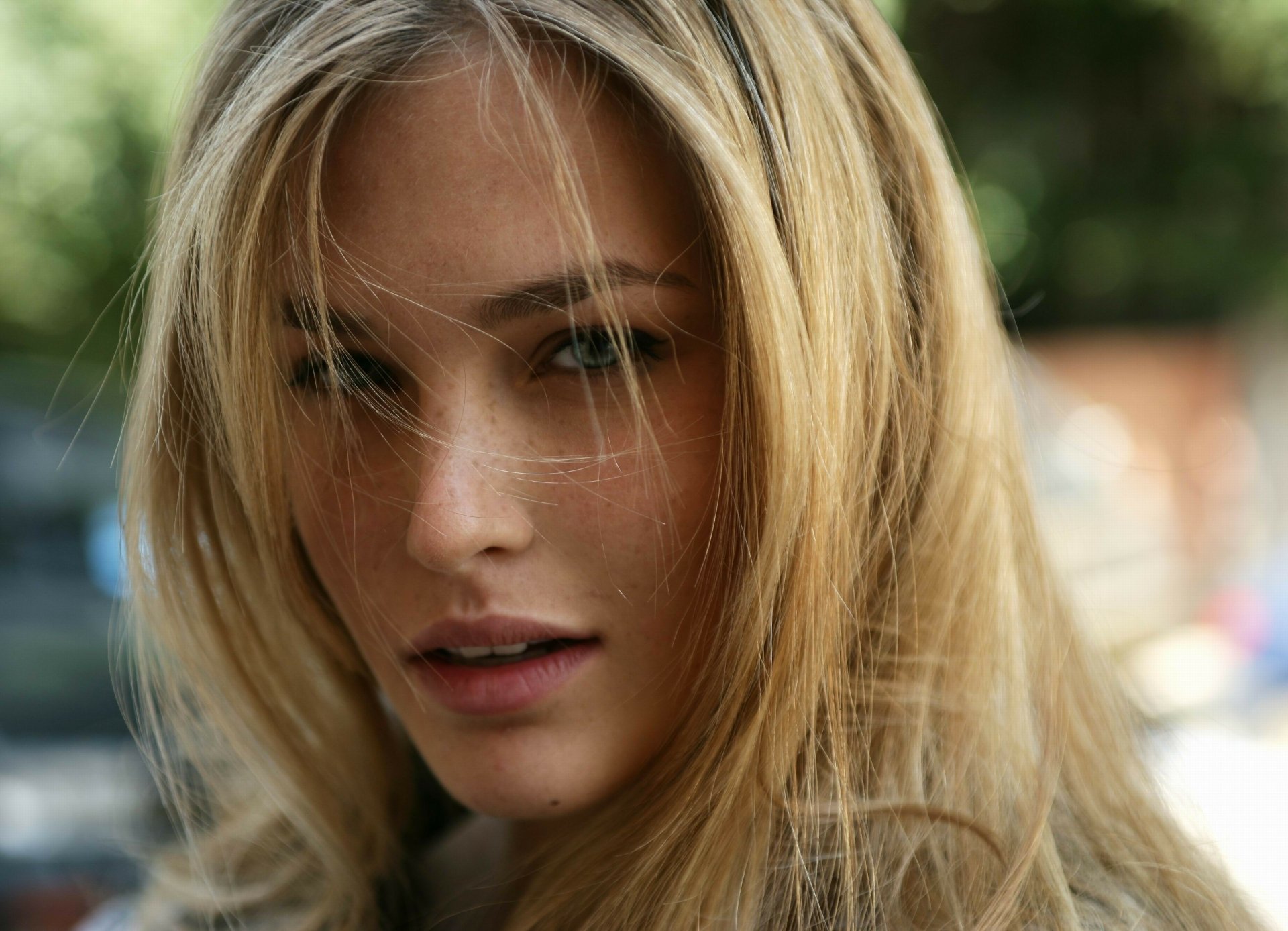 Bar Refaeli Wallpaper Arrow