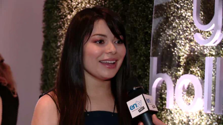 Celebrity Miranda Cosgrove HD Desktop Wallpaper | Background Image