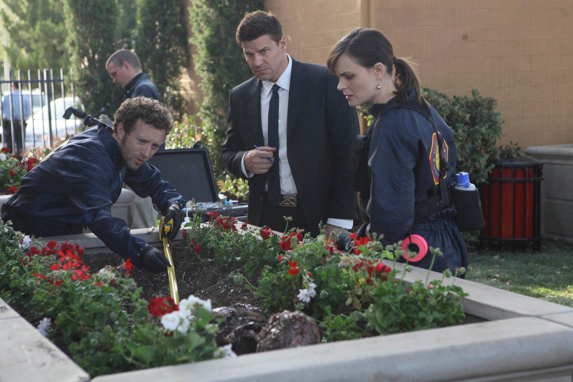 Download Jack Hodgins T.J. Thyne Emily Deschanel Temperance Brennan Seeley Booth David Boreanaz TV Show Bones (TV Show) 4k Ultra HD Wallpaper