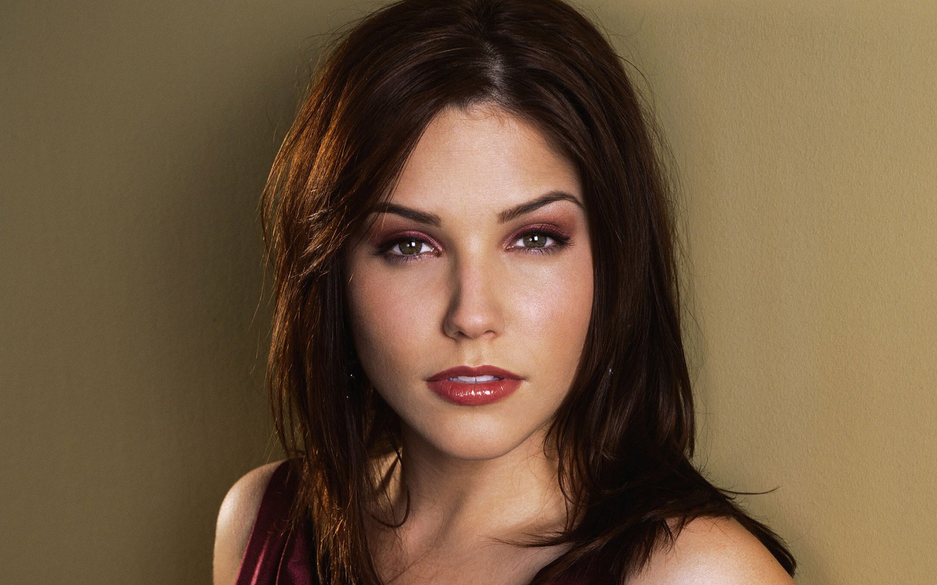 HD PC desktop wallpaper: close-up portrait of a brunette female celebrity with soft makeup and a neutral background.