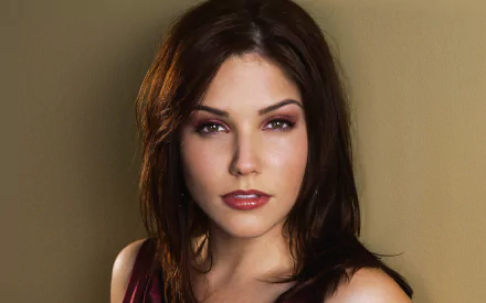 HD PC desktop wallpaper: close-up portrait of a brunette female celebrity with soft makeup and a neutral background.