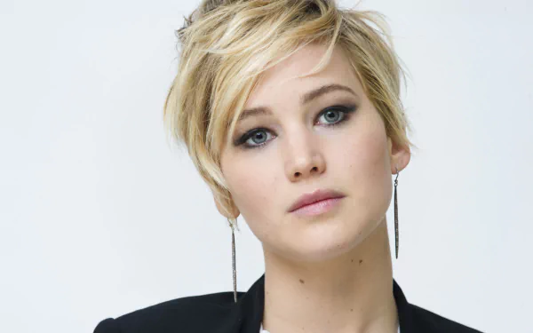Close-up portrait of celebrity Jennifer Lawrence with short blonde hair and smoky eye makeup, featured as a 4K Ultra HD PC desktop wallpaper and background.