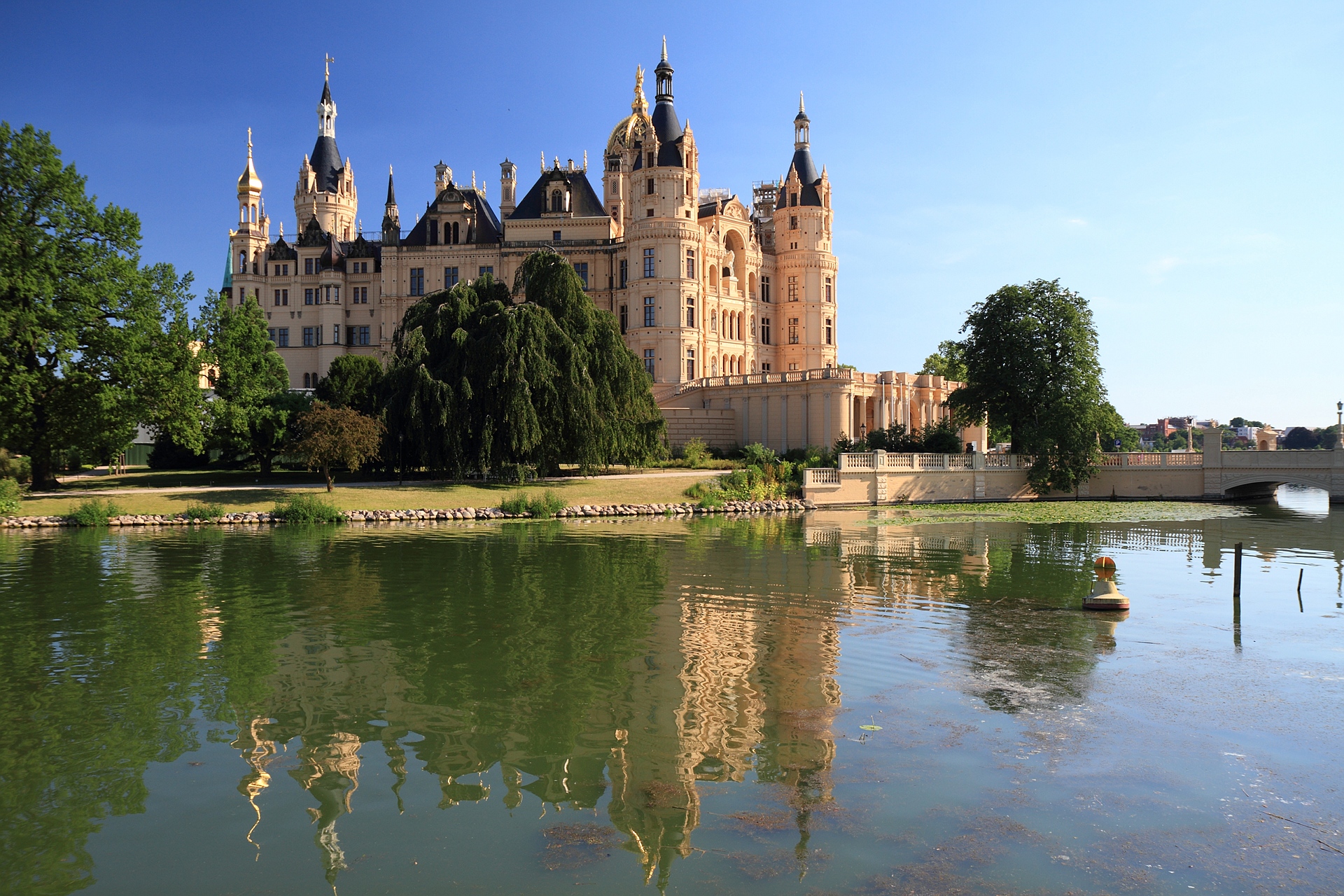 Обои на стол замки. Замки Германии Шверинский замок. Шверинский замок (Schwerin Castle). Шверинский замок (Schweriner Schloss), Германия. Замок Вальзен, Бельгия.