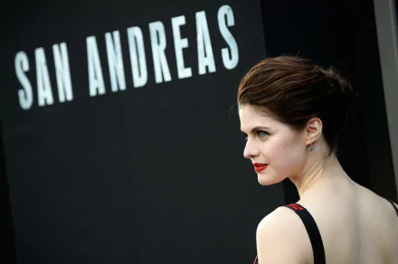 A stunning HD wallpaper featuring Alexandra Daddario at the premiere of San Andreas, showcasing her elegant profile and glamorous style against the movie's backdrop.