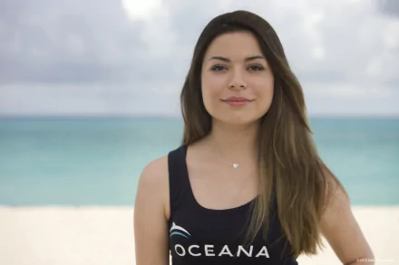 Celebrity Miranda Cosgrove HD Desktop Wallpaper | Background Image