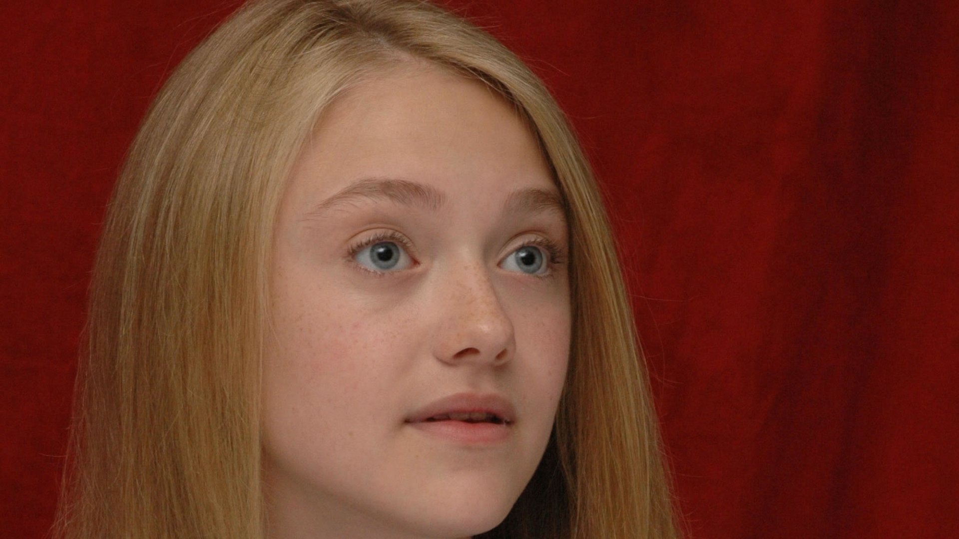 Download Celebrity Dakota Fanning HD Wallpaper