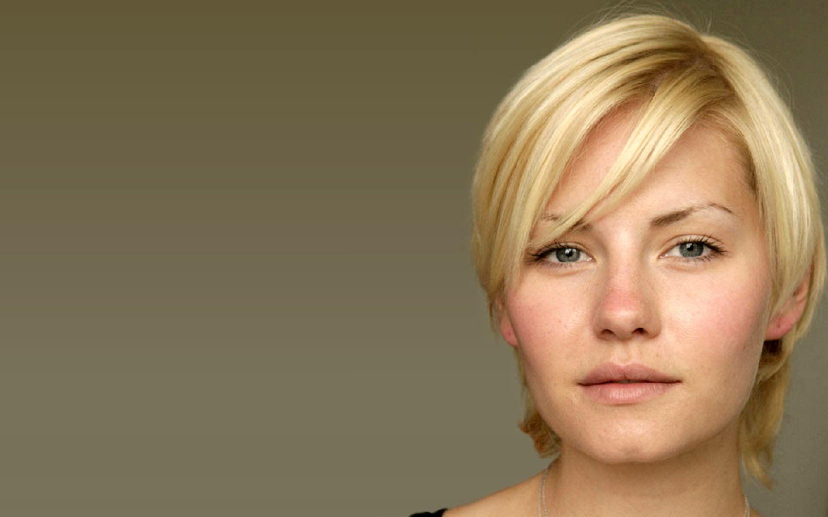 Download Celebrity Elisha Cuthbert Wallpaper