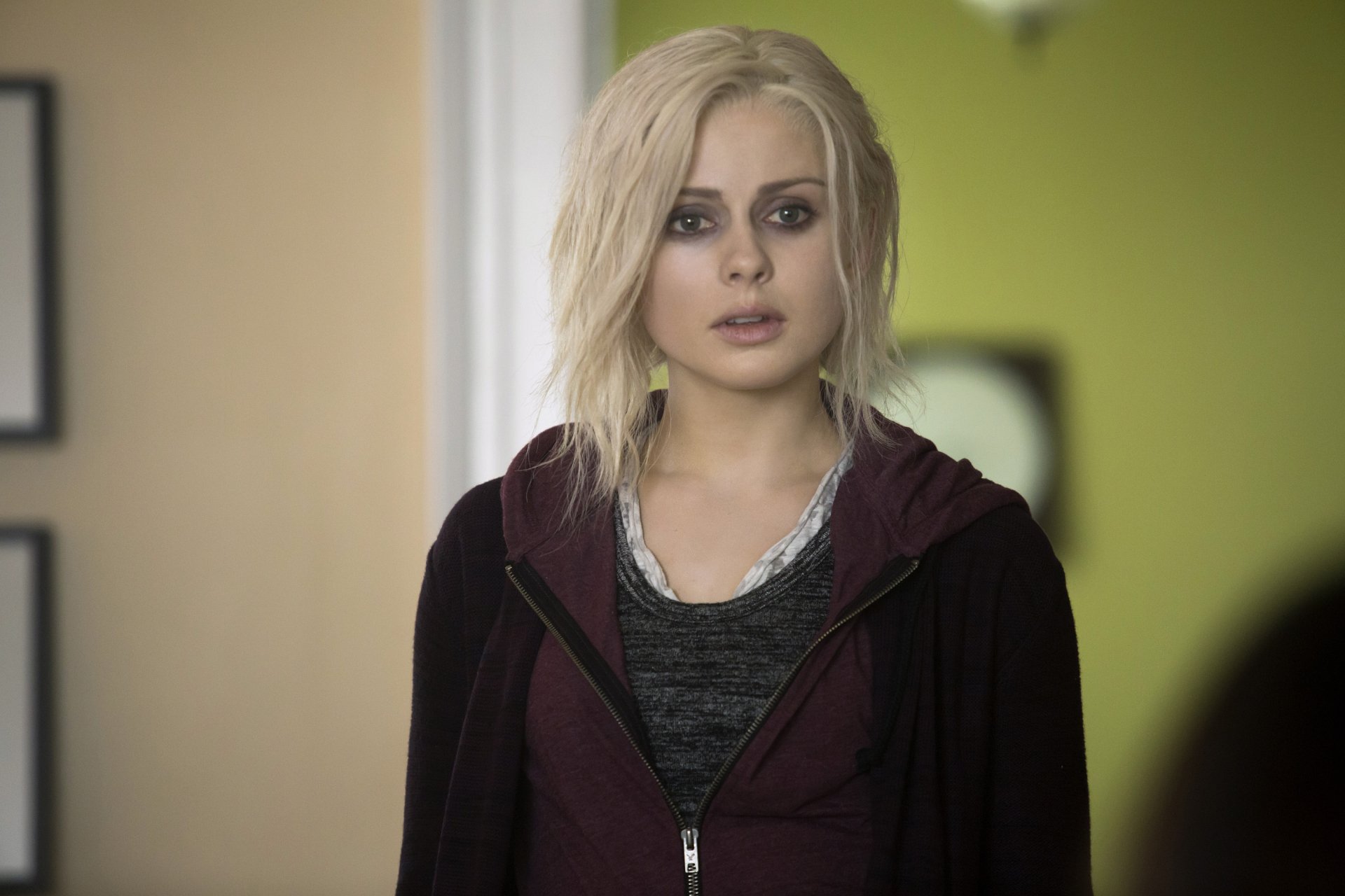 HD desktop wallpaper featuring Rose McIver from the TV show iZombie, portraying her character with a serious expression against a blurred background.