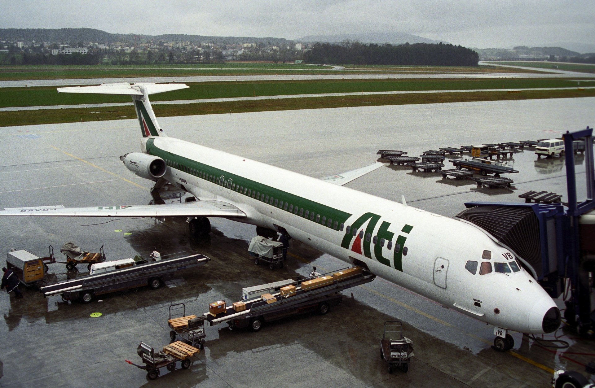 Download Vehicle McDonnell Douglas MD-82 4k Ultra HD Wallpaper