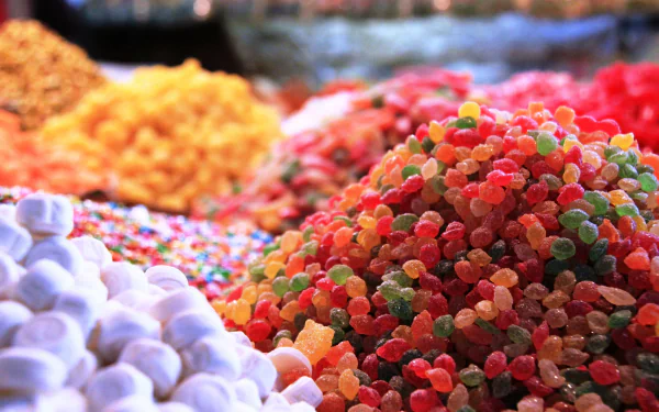 4K Ultra HD PC desktop wallpaper showing assorted colorful candies (food): piles of gumdrops, marshmallows and sprinkles in soft focus.