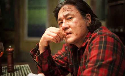 HD PC desktop wallpaper featuring a close-up of a man in a red plaid shirt from the movie I Saw The Devil, showcasing a tense and dramatic atmosphere.