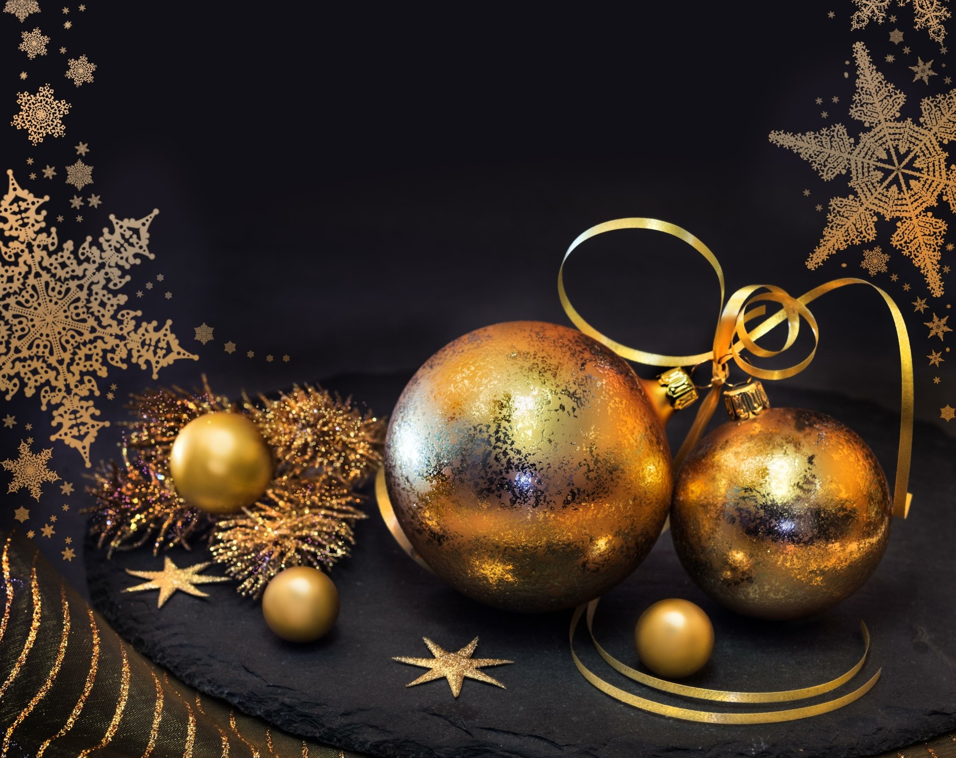 A luxurious 4K Ultra HD holiday desktop wallpaper featuring gold Christmas ornaments and ribbons on a dark background with sparkling snowflake accents.