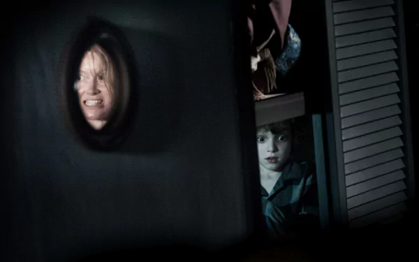 HD PC desktop wallpaper from the movie The Babadook, featuring a frightened woman’s face reflected in a door’s peephole and a child peering from behind a closet.