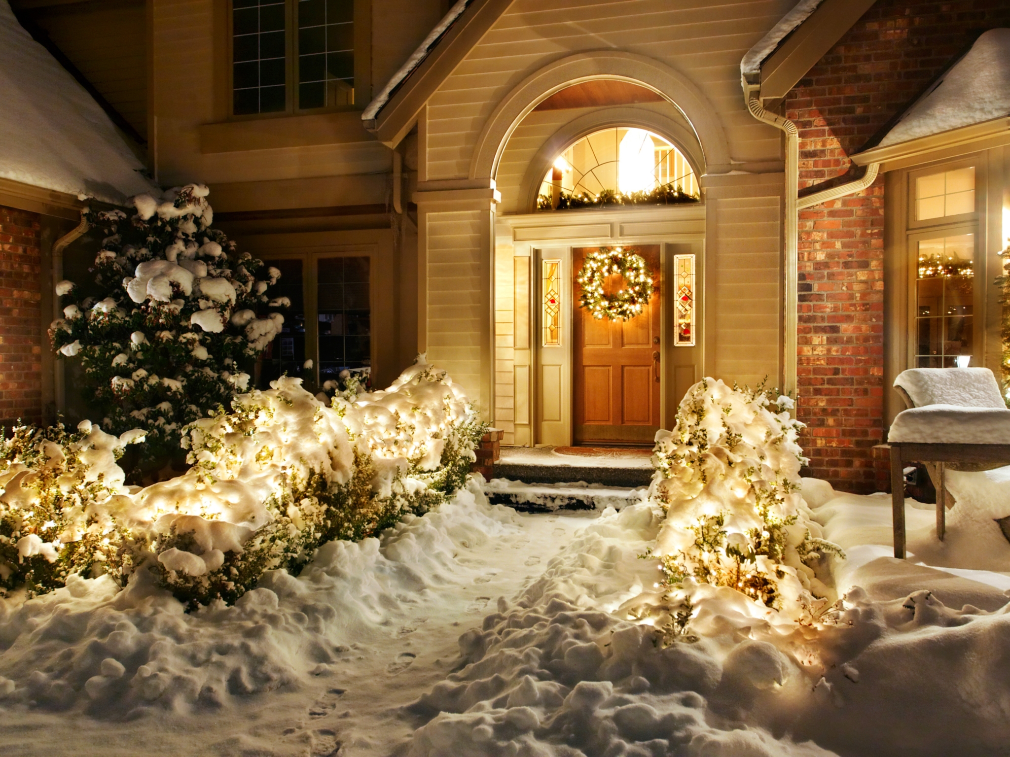 Winter Wonderland: HD Wallpaper of a Festive Christmas Door