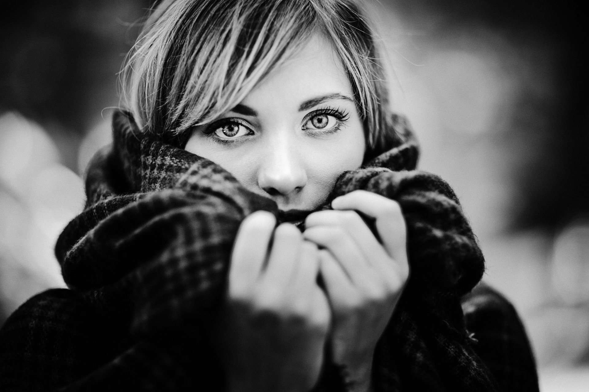 Black and white HD desktop wallpaper of a woman model wrapped in a scarf, with a bokeh background softly highlighting her face.