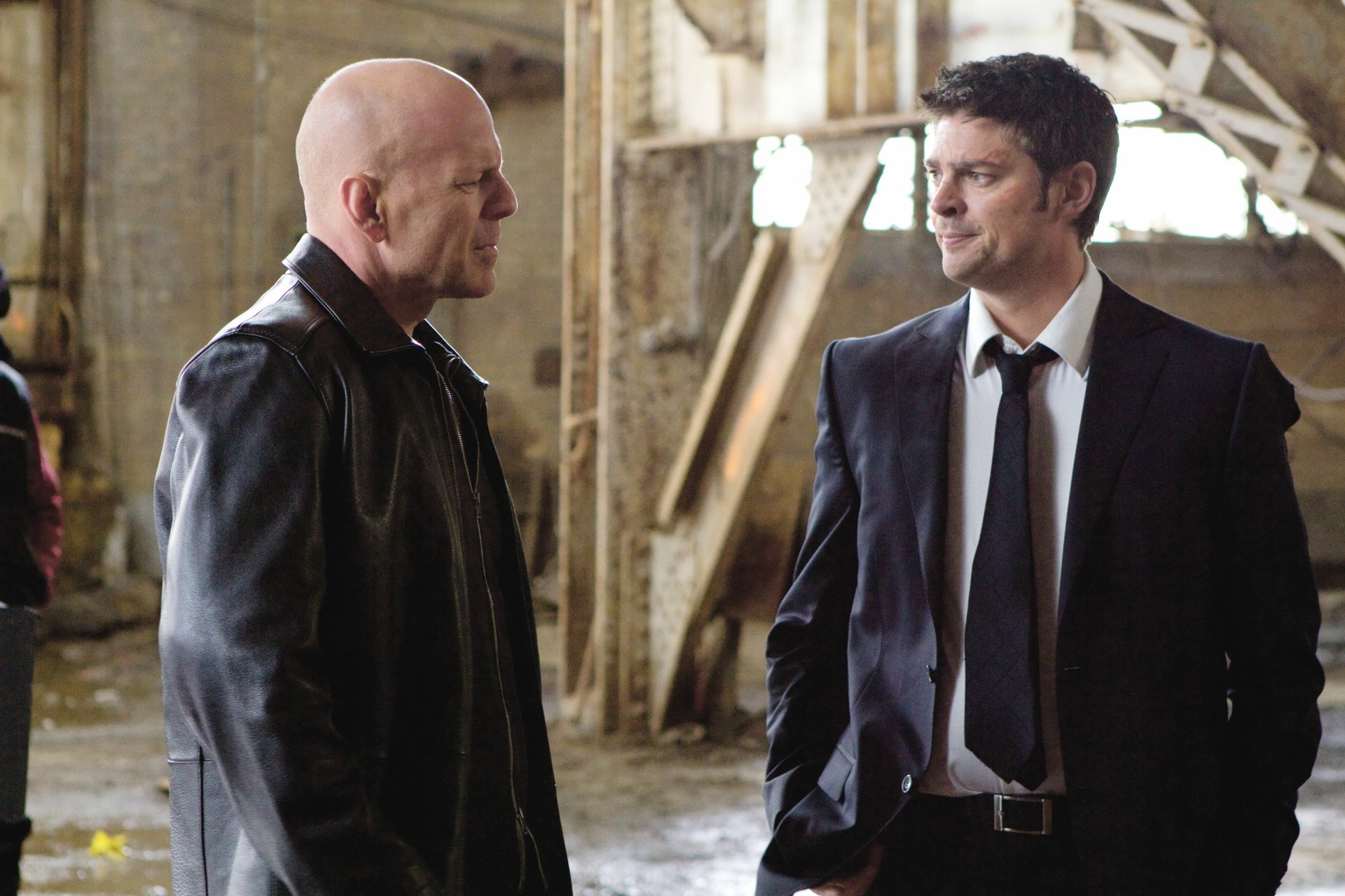 Download Karl Urban William Cooper Bruce Willis Frank Moses Movie Red 4k Ultra HD Wallpaper