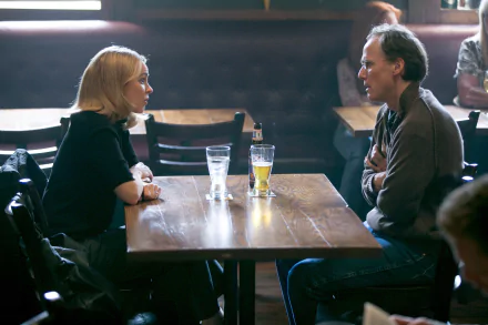 HD desktop wallpaper featuring a scene from the movie Spotlight (2015) with actors Neal Huff, Phil Saviano, Rachel McAdams, and Sacha Pfeiffer engaged in conversation.