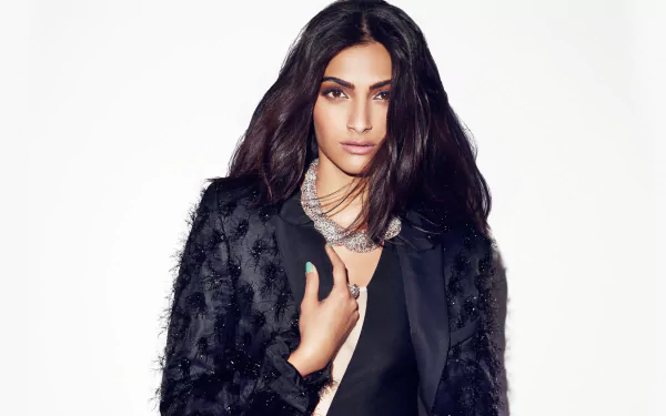 HD desktop wallpaper featuring an Indian actress with brown eyes and brunette hair, wearing elegant jewelry. Tags: jewelry, brown eyes, brunette, Indian, actress, Celebrity, Sonam Kapoor.