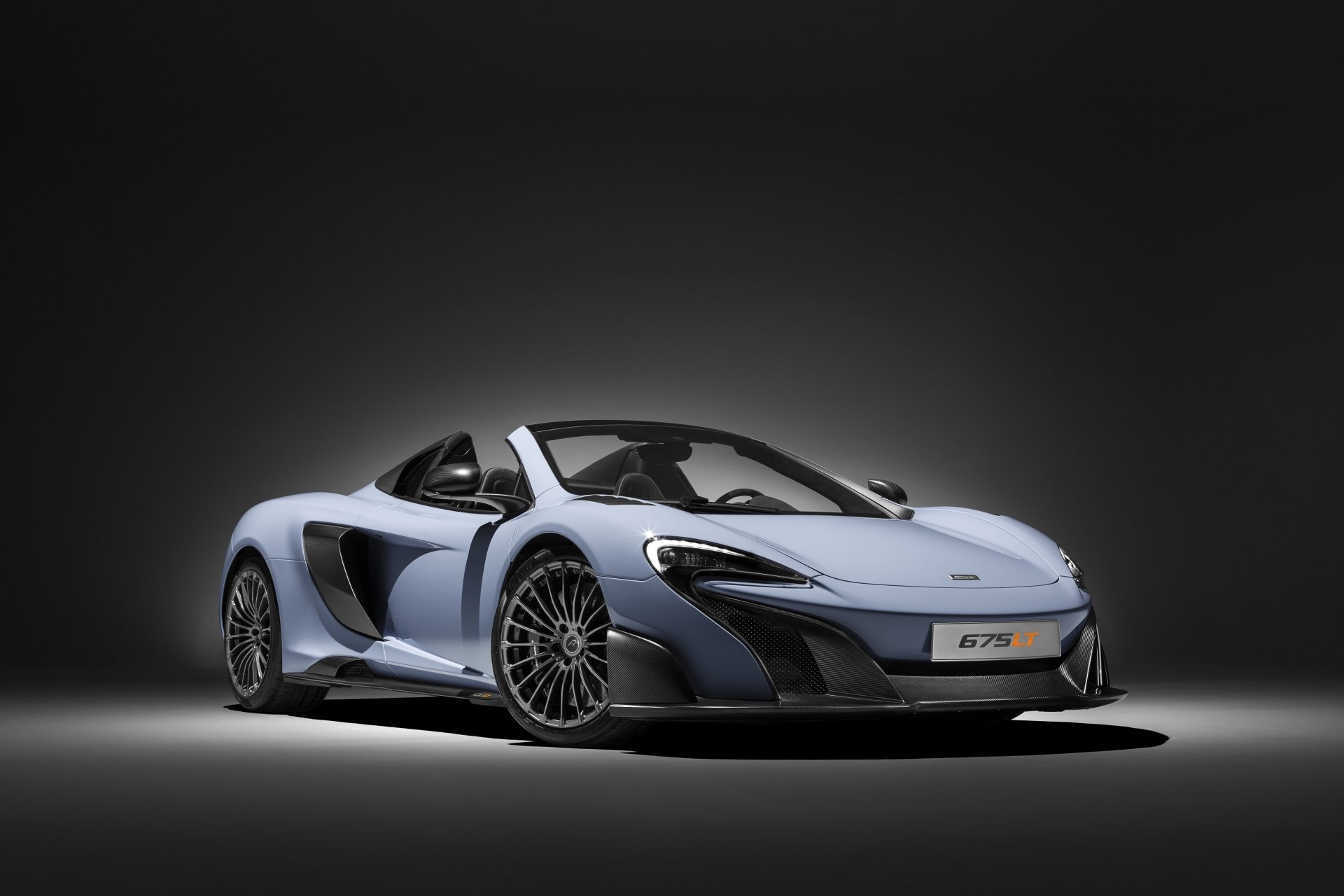 Silver McLaren 675LT supercar on a dark studio backdrop — 4K Ultra HD PC desktop wallpaper of a sleek McLaren car/vehicle.