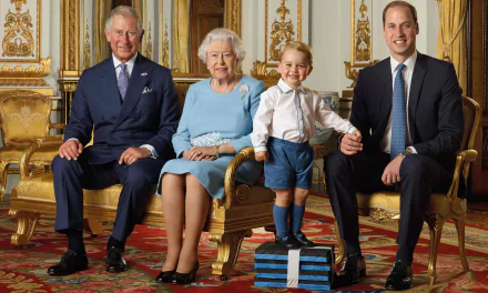 HD desktop wallpaper featuring Queen Elizabeth II seated with Prince Charles, a young boy standing on a gift box, and Prince William in an ornate room.