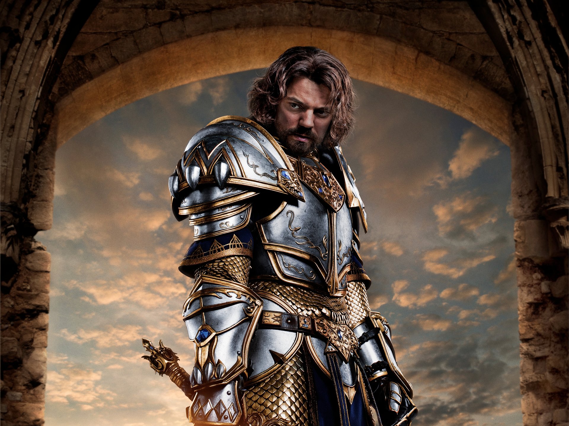4K Ultra HD PC desktop wallpaper from the Warcraft movie: a noble armored knight in ornate silver-and-gold plate stands within an arched stone ruin under a dramatic cloudy sky.