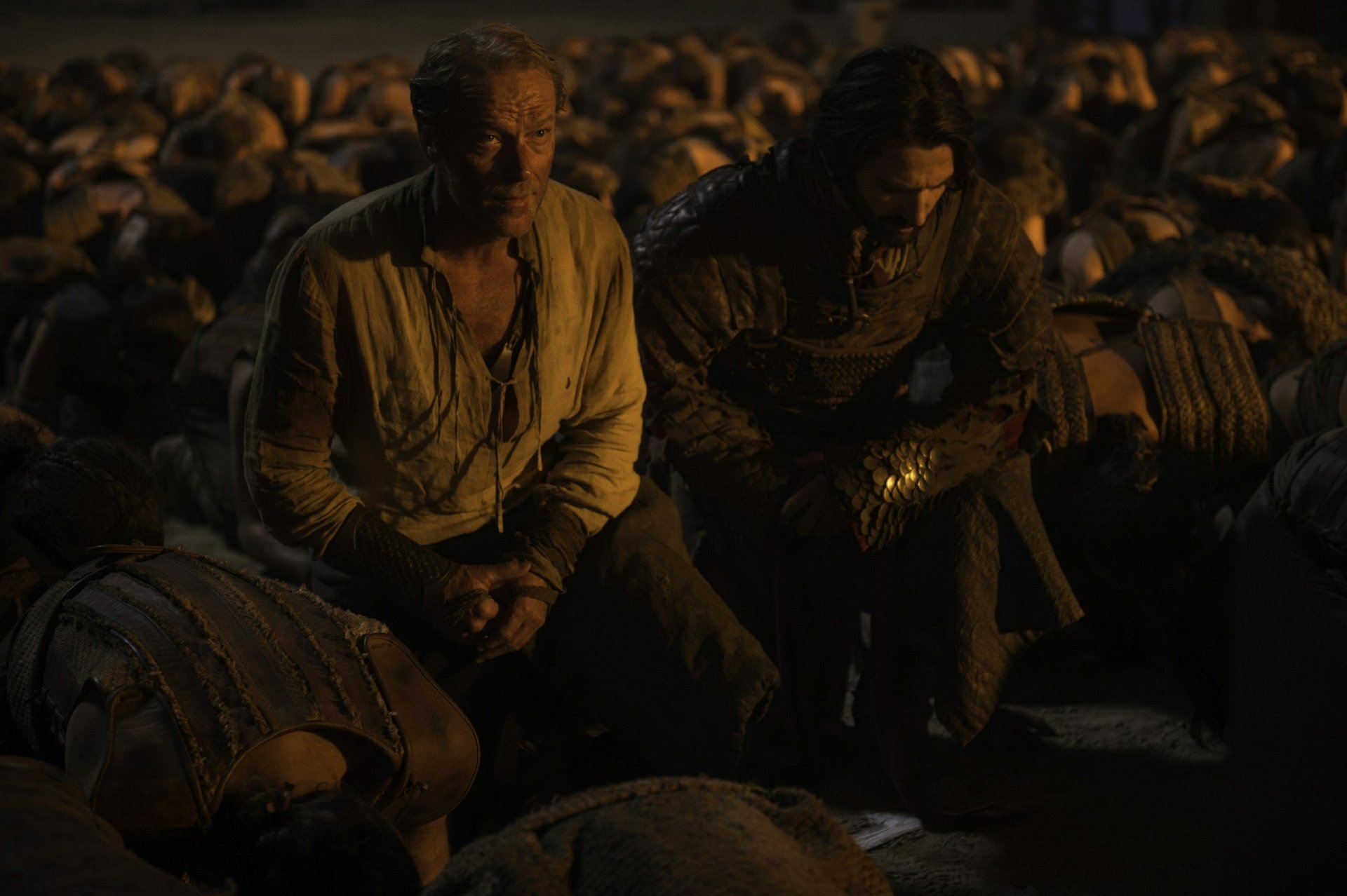 Game of Thrones 2K Quad HD desktop wallpaper: Jorah Mormont and Daario Naharis kneel among fallen soldiers on a dark battlefield.