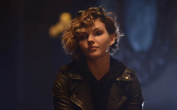 Selina Kyle (Catwoman) from Gotham (TV show) in a leather jacket under moody lighting — 2K Quad HD PC desktop wallpaper.