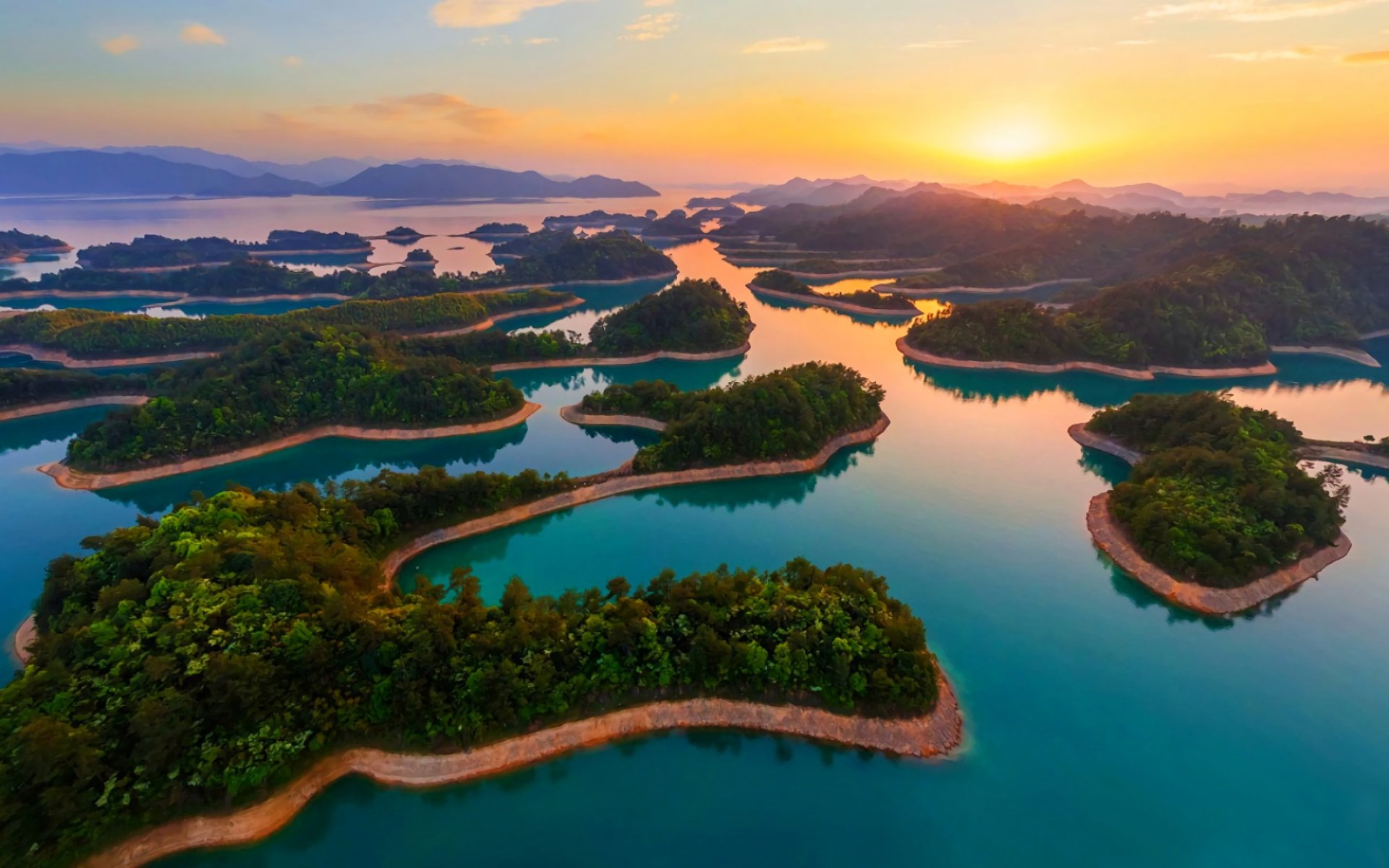 Четырех тысячах островов. Озеро тысячи островов Цяньдаоху. Озеро Цяньдаоху в Китае. Цяньдаоху Чжэцзян. Озеро тысячи островов в Китае.