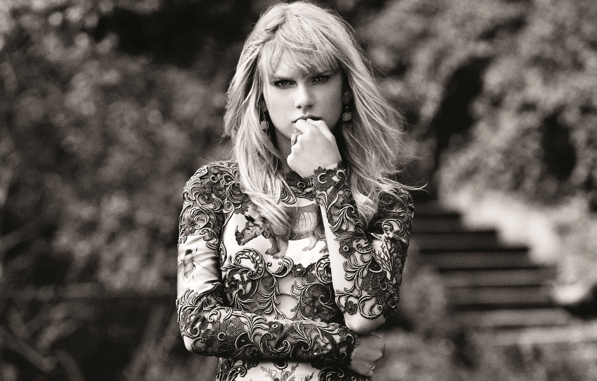 Тейлор трек. Тейлор Свифт. Taylor Swift фото. Тейлор Свифт чб. Тейлор Свифт фотосессии.