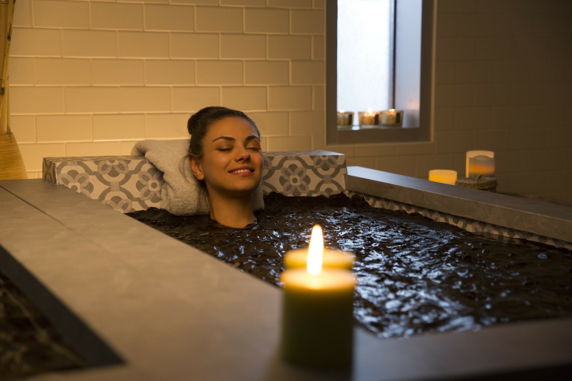 Download Amy Mitchell Mila Kunis Movie Bad Moms 4k Ultra HD Wallpaper