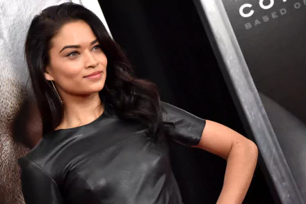 hazel eyes brunette Australian model Celebrity Shanina Shaik HD Desktop Wallpaper | Background Image