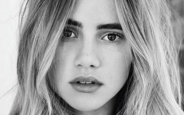 Black and white close-up portrait of blonde English model and celebrity Suki Waterhouse, featured as an HD PC desktop wallpaper and background.