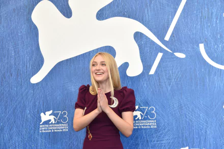 4K Ultra HD desktop wallpaper featuring celebrity Dakota Fanning smiling and clapping against a blue backdrop with white Venetian Film Festival branding.