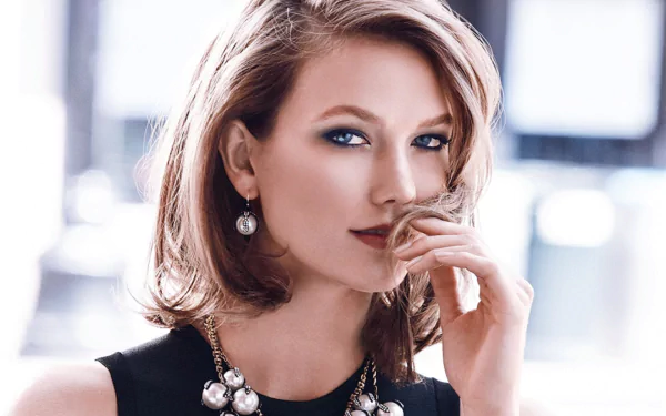 HD PC desktop wallpaper featuring celebrity model Karlie Kloss with elegant makeup and jewelry against a softly blurred background.