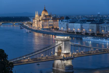 Night view of the Hungarian Parliament Building and Chain Bridge over the Danube River in Budapest, captured in stunning 4K Ultra HD.