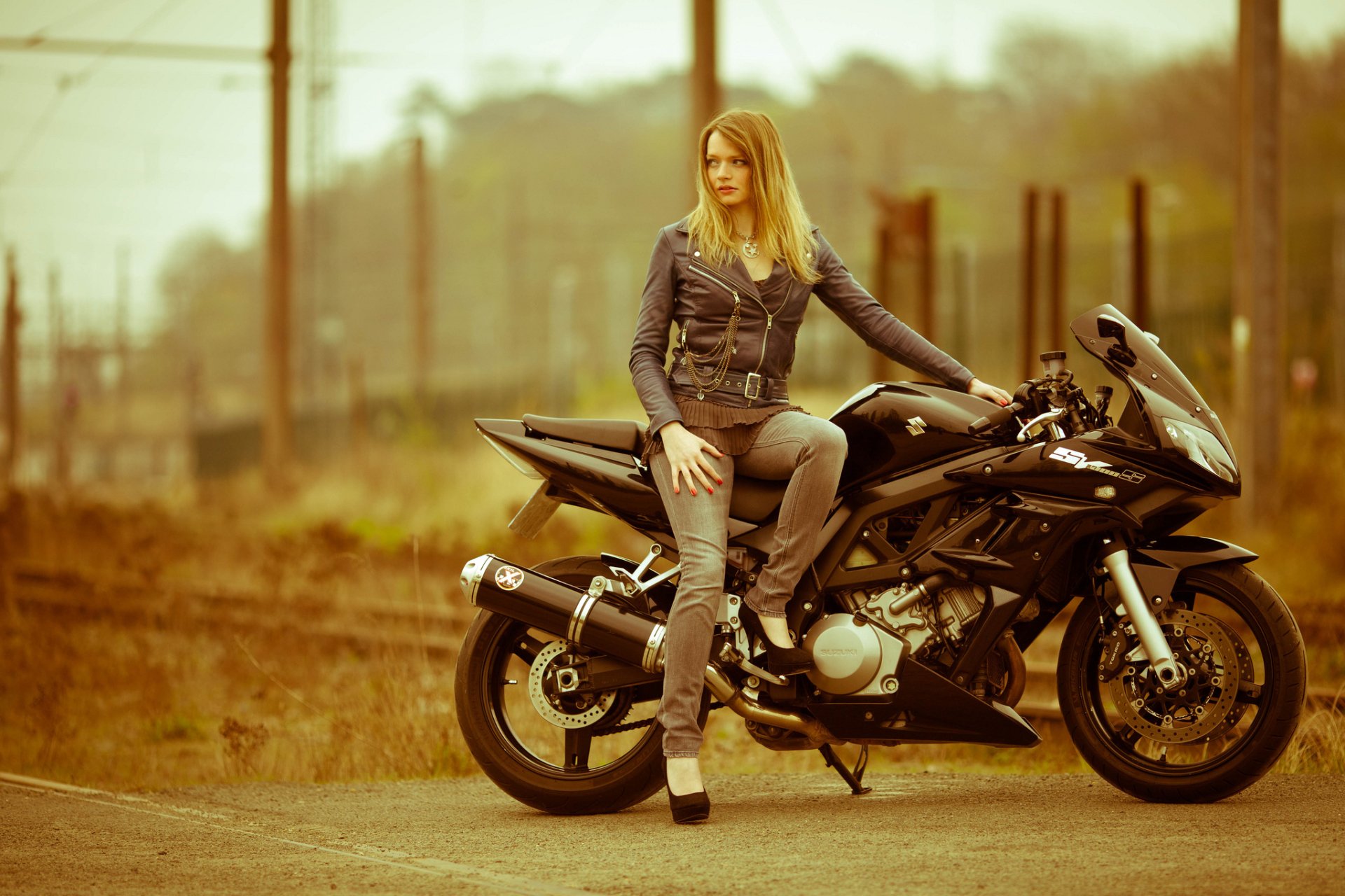 Download Blonde Bike Suzuki Woman Girls And Motorcycles Hd Wallpaper 4367