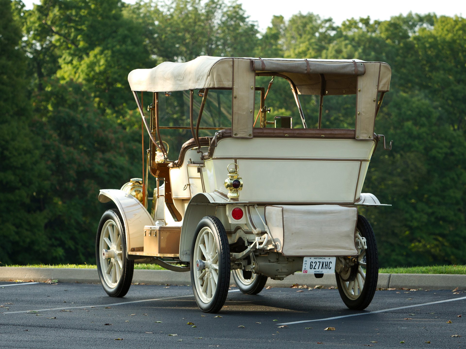 HD PC desktop wallpaper: cream 1909 Packard Model-18 Touring vintage vehicle parked on pavement with a green wooded background