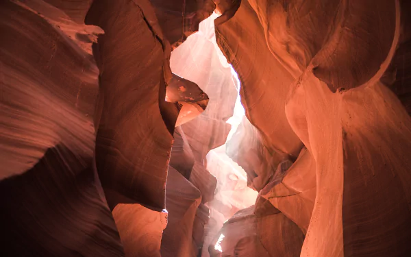 Sunbeam illuminates the swirling red sandstone walls of Antelope Canyon in Arizona, showcasing stunning natural formations in this 4K Ultra HD desktop wallpaper.