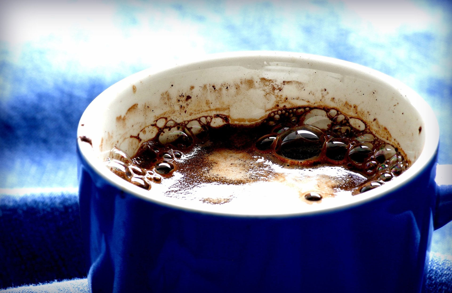 Close-up of a blue coffee cup with crema and bubbles — food/coffee 4K Ultra HD PC desktop wallpaper and background.