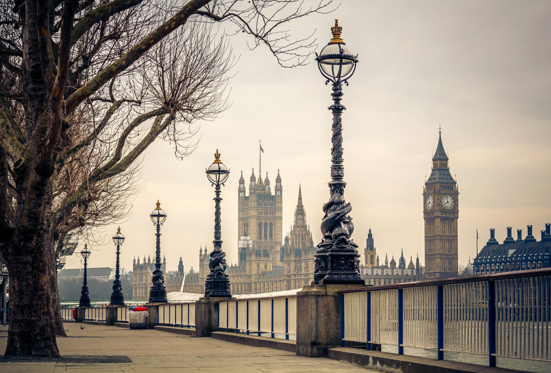 Download United Kingdom Monument Big Ben London Lamp Post Man Made Palace Of Westminster 4k Ultra HD Wallpaper