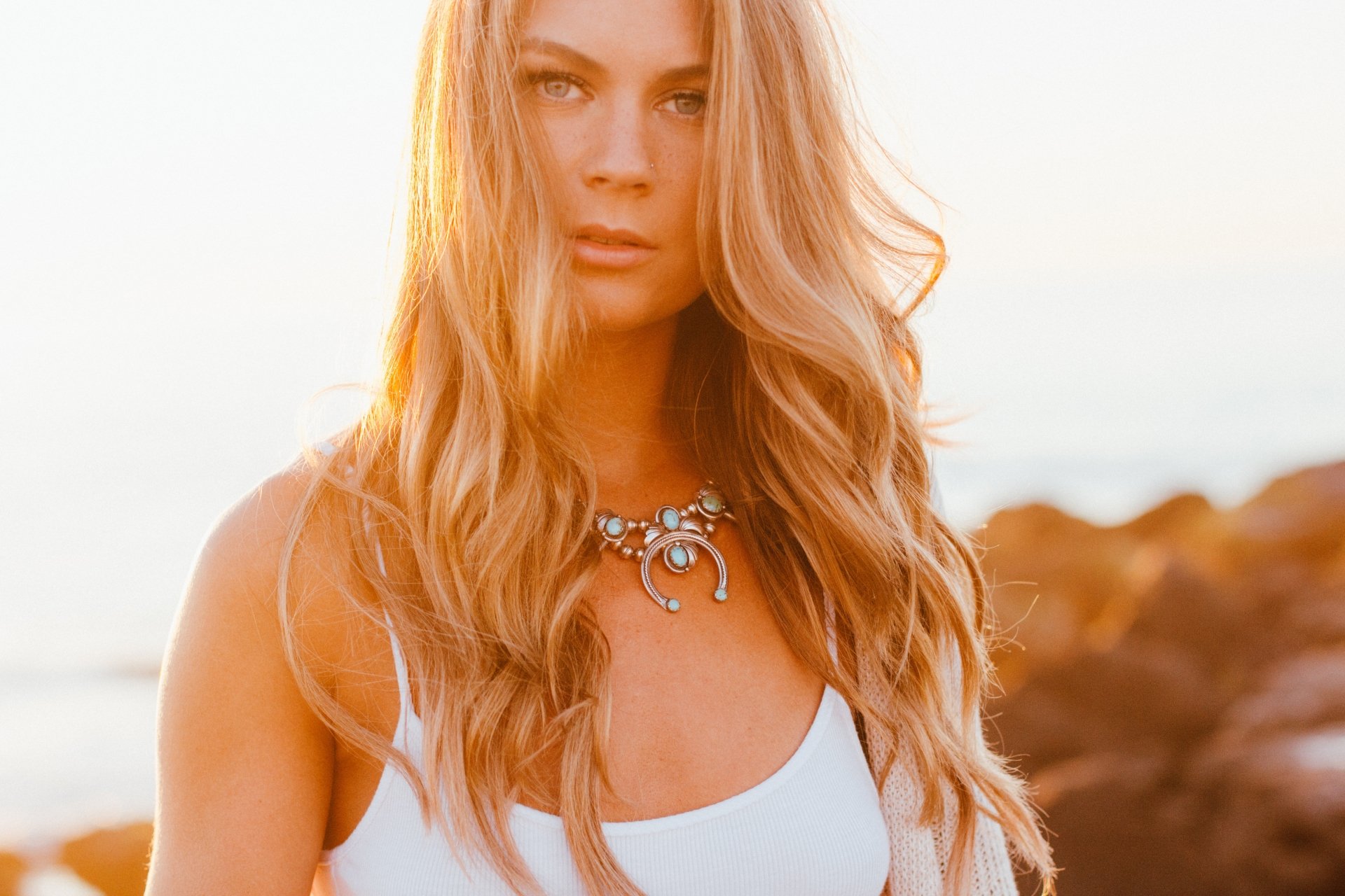 Download Necklace Blonde Sunny Woman Model 4k Ultra HD Wallpaper